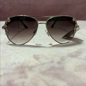 Aviator sunglasses with roses​